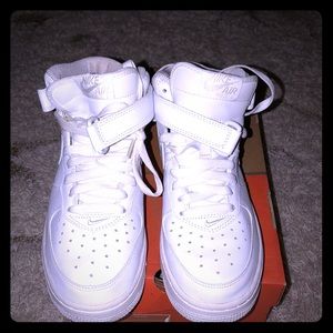 Nike Uptown’s Air Force 1s white